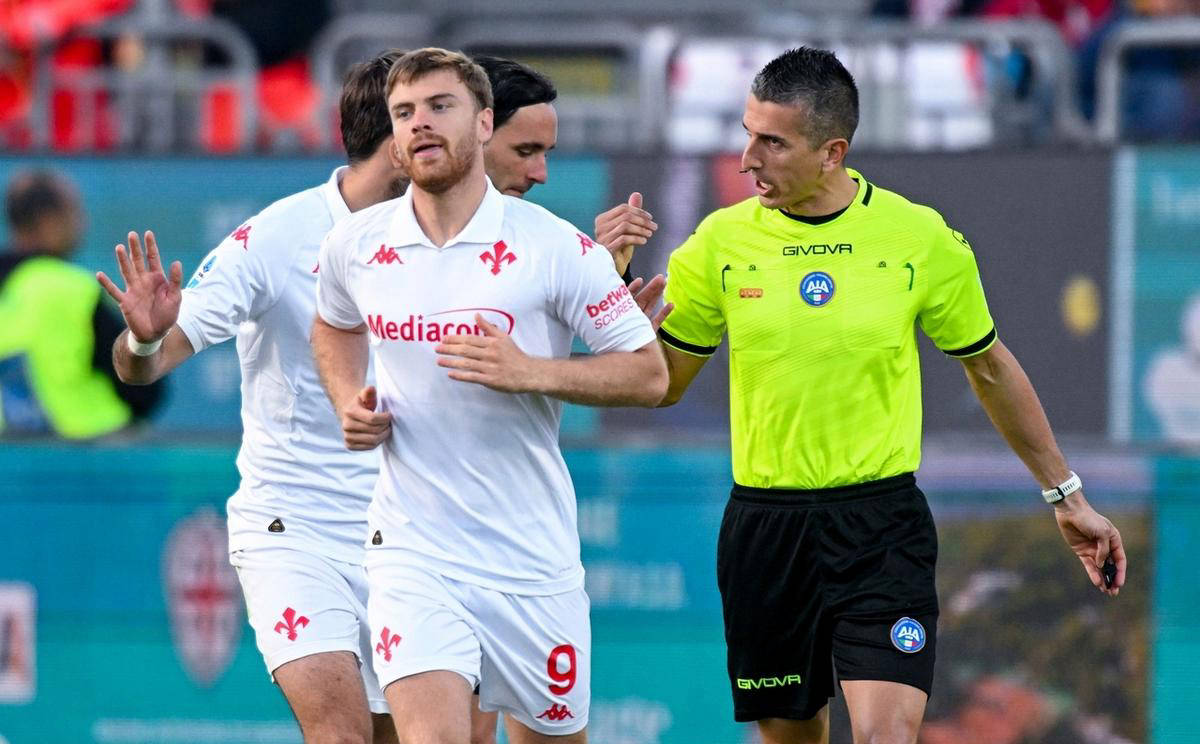 关于卡利亚里主场不敌佛罗伦萨，降级压力增大的信息