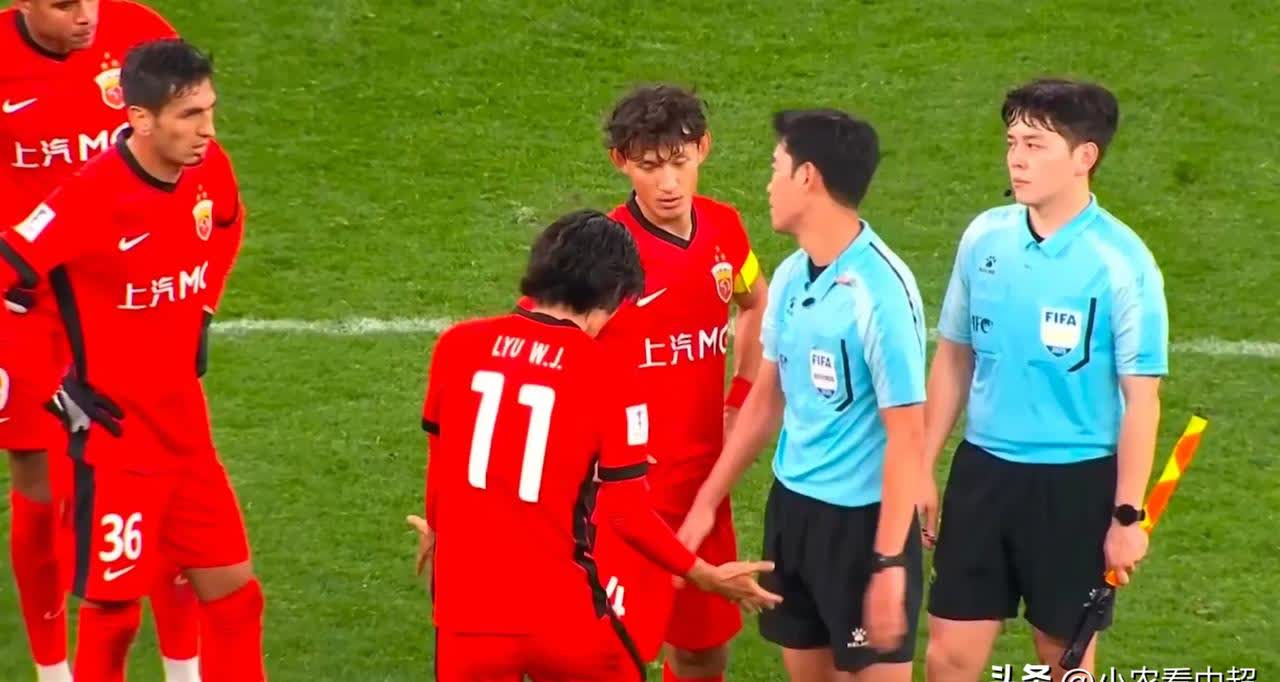 包含申花场边指挥情绪激动，切尔西队员怒摔水瓶的词条